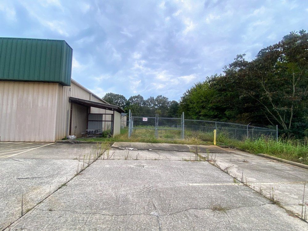 Former IGA Grocery Store : 6071 US --411 , Benton, TN 37307